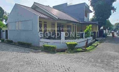 DISEWAKAN RUMAH POSISI HOOK DI SEKTOR 5, DEKAT STAN BINTARO JAYA