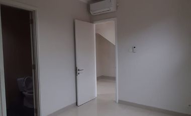 FOR RENT Rumah 2 Lantai Sudah Renovasi Total di Fortune Terrace, Graha Raya