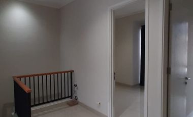 FOR RENT Rumah 2 Lantai Sudah Renovasi Total di Fortune Terrace, Graha Raya