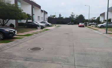 CASA DOS RECAMARAS EN RENTA UBICADA EN PRIVADA VIVALDI INVIERNO EN LOMAS DE GRAN JARDÍN DE LEÓN GTO