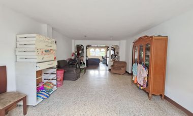Venta de Propiedad Esquinera uso Residencial y Comercial con 4 Locales, 1 Dpto. - Av Domingo Comín, Guasmo central, Sur Guayaquil