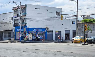 Venta de Propiedad Esquinera uso Residencial y Comercial con 4 Locales, 1 Dpto. - Av Domingo Comín, Guasmo central, Sur Guayaquil