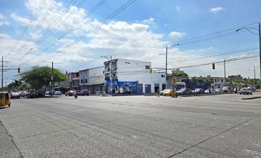 Venta de Propiedad Esquinera uso Residencial y Comercial con 4 Locales, 1 Dpto. - Av Domingo Comín, Guasmo central, Sur Guayaquil