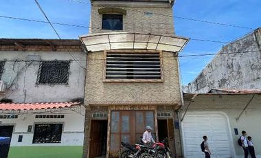 En venta CASA DE 3 PISOS + AZOTEA - Loreto