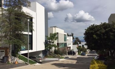 CASA EN RENTA LAGO NOGAL, 3 RECAMARAS, JARDIN, TRIPLE COCHERA Y ENORME ROOF GARDEN