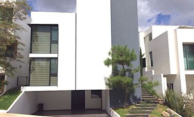 CASA EN RENTA LAGO NOGAL, 3 RECAMARAS, JARDIN, TRIPLE COCHERA Y ENORME ROOF GARDEN