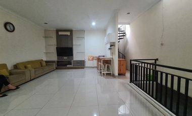 Hunian Nyaman, Fasilitas Lengkap – Jangan Lewatkan , Disewakan Rumah 2,5 lantai di puri mansion aman dan strategis