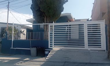 Renta de casa en Ampliación Guaycura, cerca a Macro Plaza, Fácil acceso a Blvd. Insurgentes y vía rápida. De todo en la zona.