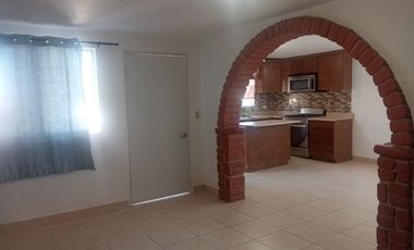 Renta de casa en Ampliación Guaycura, cerca a Macro Plaza, Fácil acceso a Blvd. Insurgentes y vía rápida. De todo en la zona.