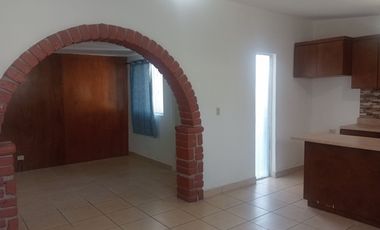 Renta de casa en Ampliación Guaycura, cerca a Macro Plaza, Fácil acceso a Blvd. Insurgentes y vía rápida. De todo en la zona.