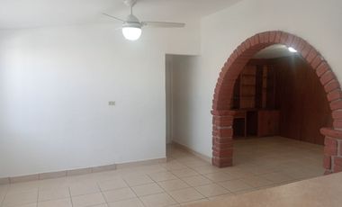 Renta de casa en Ampliación Guaycura, cerca a Macro Plaza, Fácil acceso a Blvd. Insurgentes y vía rápida. De todo en la zona.