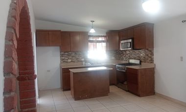 Renta de casa en Ampliación Guaycura, cerca a Macro Plaza, Fácil acceso a Blvd. Insurgentes y vía rápida. De todo en la zona.