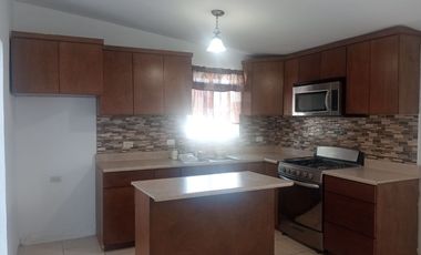 Renta de casa en Ampliación Guaycura, cerca a Macro Plaza, Fácil acceso a Blvd. Insurgentes y vía rápida. De todo en la zona.