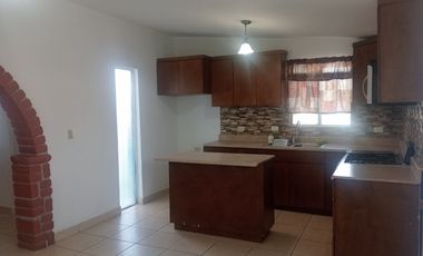 Renta de casa en Ampliación Guaycura, cerca a Macro Plaza, Fácil acceso a Blvd. Insurgentes y vía rápida. De todo en la zona.