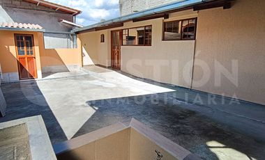 Casa independiente con 2 departamentos, sur de Quito