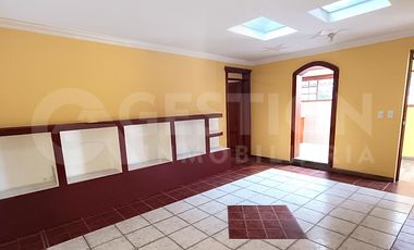 Casa independiente con 2 departamentos, sur de Quito