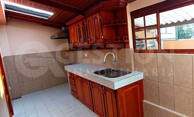 Casa independiente con 2 departamentos, sur de Quito