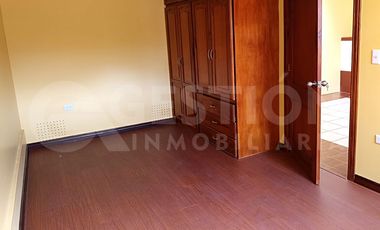 Casa independiente con 2 departamentos, sur de Quito