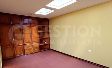 Casa independiente con 2 departamentos, sur de Quito