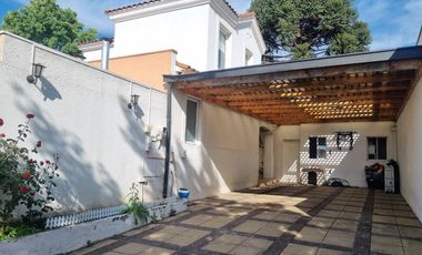 Espectacular Casa con Piscina en Condominio Cerrado; Casas Parque La Viña, comuna de Peñalolén.