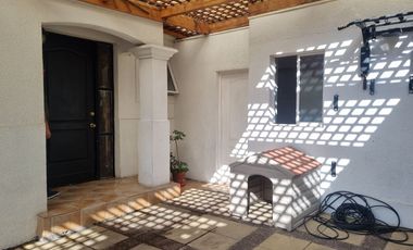 Espectacular Casa con Piscina en Condominio Cerrado; Casas Parque La Viña, comuna de Peñalolén.