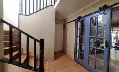 Espectacular Casa con Piscina en Condominio Cerrado; Casas Parque La Viña, comuna de Peñalolén.