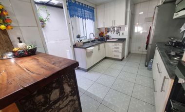 Espectacular Casa con Piscina en Condominio Cerrado; Casas Parque La Viña, comuna de Peñalolén.