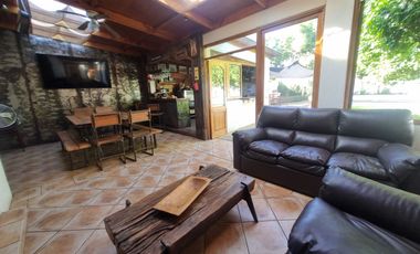 Espectacular Casa con Piscina en Condominio Cerrado; Casas Parque La Viña, comuna de Peñalolén.
