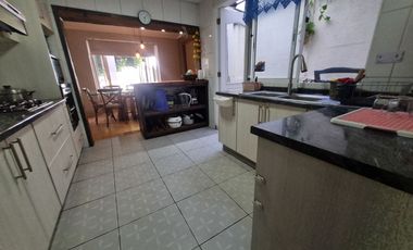 Espectacular Casa con Piscina en Condominio Cerrado; Casas Parque La Viña, comuna de Peñalolén.