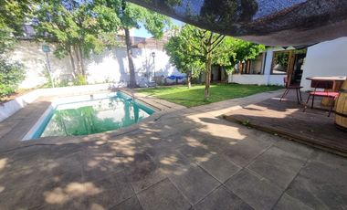 Espectacular Casa con Piscina en Condominio Cerrado; Casas Parque La Viña, comuna de Peñalolén.