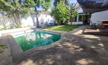 Espectacular Casa con Piscina en Condominio Cerrado; Casas Parque La Viña, comuna de Peñalolén.