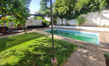 Espectacular Casa con Piscina en Condominio Cerrado; Casas Parque La Viña, comuna de Peñalolén.