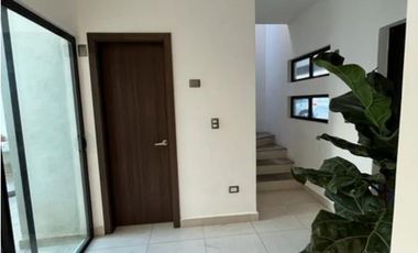 CASA EN RENTA EN CUMBRES