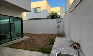 CASA EN RENTA EN CUMBRES