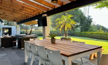 AVÁNDARO, VALLE DE BRAVO, CASA CON VISTA, VIGILANCIA Y JARDÍN