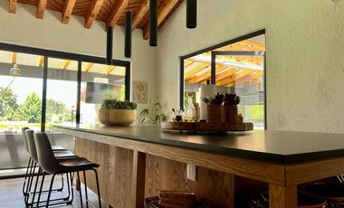 AVÁNDARO, VALLE DE BRAVO, CASA CON VISTA, VIGILANCIA Y JARDÍN