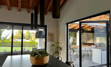 AVÁNDARO, VALLE DE BRAVO, CASA CON VISTA, VIGILANCIA Y JARDÍN