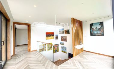 CASA MODERNA EN RENTA TUMBACO