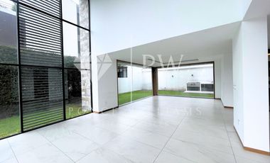 CASA MODERNA EN RENTA TUMBACO