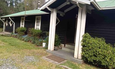 Parcela 1 hectárea con casa a orilla de carretera en Lican Ray