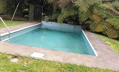 Parcela 1 hectárea con casa a orilla de carretera en Lican Ray