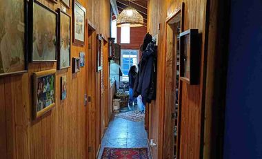 Parcela 1 hectárea con casa a orilla de carretera en Lican Ray