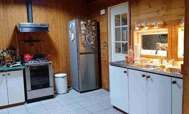 Parcela 1 hectárea con casa a orilla de carretera en Lican Ray