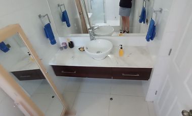 SE VENDE CASA EN VALPARAISO CON VISTA AL MAR, ESTACIONAMIENTO, LOCOMOCION A LA PUERTA