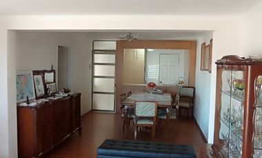 SE VENDE CASA EN VALPARAISO CON VISTA AL MAR, ESTACIONAMIENTO, LOCOMOCION A LA PUERTA