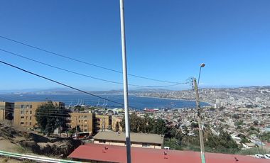 SE VENDE CASA EN VALPARAISO CON VISTA AL MAR, ESTACIONAMIENTO, LOCOMOCION A LA PUERTA
