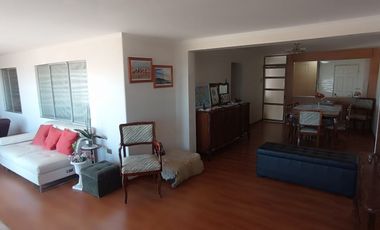 SE VENDE CASA EN VALPARAISO CON VISTA AL MAR, ESTACIONAMIENTO, LOCOMOCION A LA PUERTA