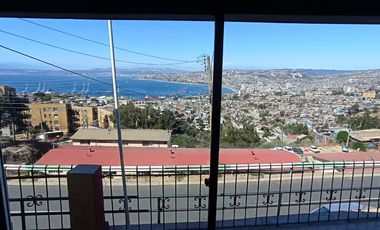 SE VENDE CASA EN VALPARAISO CON VISTA AL MAR, ESTACIONAMIENTO, LOCOMOCION A LA PUERTA