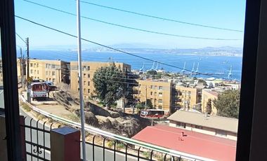 SE VENDE CASA EN VALPARAISO CON VISTA AL MAR, ESTACIONAMIENTO, LOCOMOCION A LA PUERTA