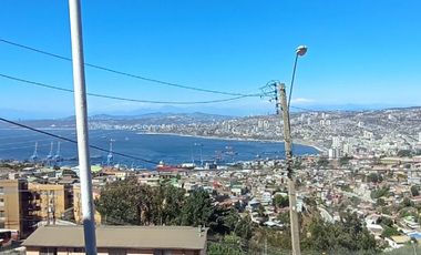 SE VENDE CASA EN VALPARAISO CON VISTA AL MAR, ESTACIONAMIENTO, LOCOMOCION A LA PUERTA
